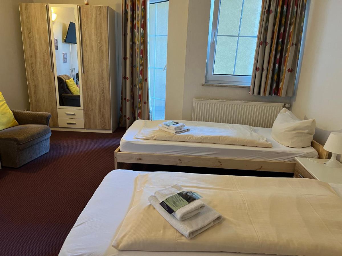Hotel Schlosshof Dolgesheim Exterior photo